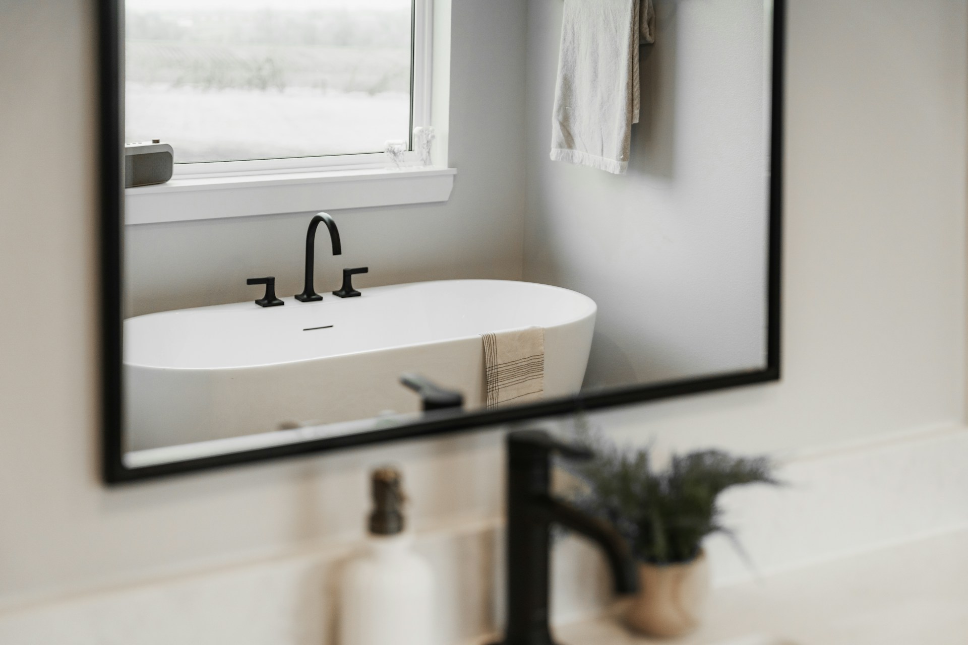 Sit-In Tubs vs Walk-In Tubs: Comfort, Safety & Features Compared